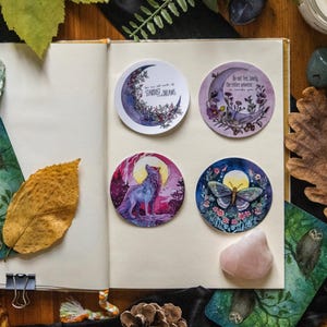 Adesivi "Luna", rotondi realizzati a mano con disegni ispirati alla natura mistica e alle fasi lunari, perfetti per agende, planner e diari.