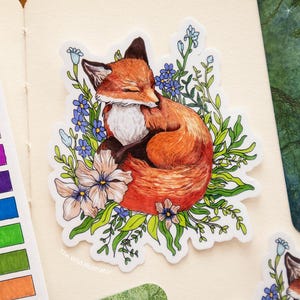 Sleeping Fox in Wildflowers – Adesivo in Vinile | Animale del Bosco | Illustrazione Artistica