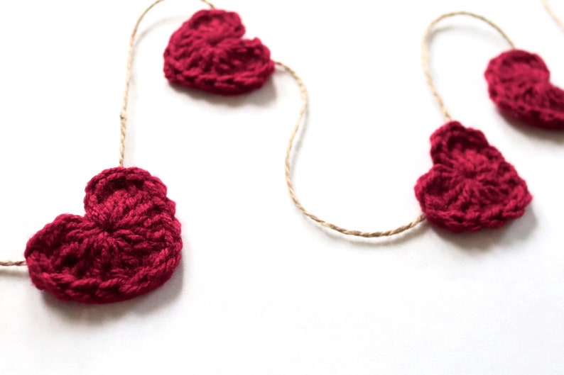 Dark red Valentine's Day heart garland rustic farmhouse home decoration for mantel bunting baby shower nursery decor crochet 30 45 60 inch imagem 3