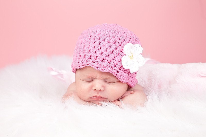 Perfil de niña en color rosa, sombrero con orejeras Fotografía de stock -  Alamy