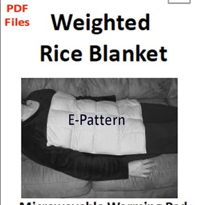 Könnte beinhalten: Ein Schwarzweißfoto einer Person, die auf einem Sofa liegt und eine beschwerte Reisdecke auf dem Bauch hat. Die Decke ist weiß und hat ein gestepptes Muster. Der Text "E-Pattern" ist auf der Decke aufgedruckt. Der Text "Weighted Rice Blanket" und "Microwaveable Warming Pad" ist auf dem Bild aufgedruckt.
