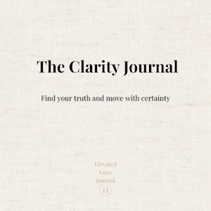 Op de afbeelding: Een dagboek met de titel "The Clarity Journal" in een vetgedrukte, zwarte letter. Daaronder staat de tekst "Find your truth and move with certainty". De achtergrond is een getextureerde, gebroken witte kleur.
