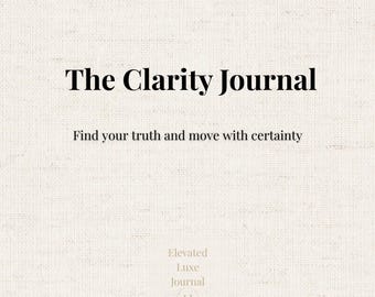 Peut inclure: Un journal intitulé "The Clarity Journal" en gras noir. Le texte "Find your truth and move with certainty" est en dessous. Le fond est texturé et de couleur blanc cassé.