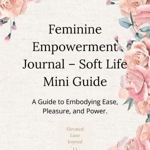 Könnte beinhalten: Ein Journal-Cover mit dem Text "Feminine Empowerment Journal - Soft Life Mini Guide". Das Cover ist von rosa Rosen und Grün in Aquarelloptik umgeben. Der Text "A Guide to Embodying Ease, Pleasure, and Power" ist ebenfalls vorhanden.