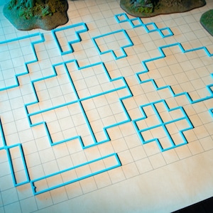 Puede incluir: Un laberinto azul dibujado sobre una superficie cuadriculada. El laberinto está formado por cuadrados y rectángulos. El laberinto está rodeado por una superficie marrón.