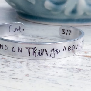 Handgestempeltes silbernes Manschettenarmband - Christlicher Schmuck - Schrift - Glaube