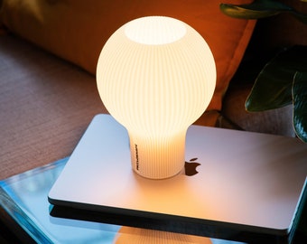 Philo: Tisch oder Nachttischlampe, Ambientes Licht. Schlichte, moderne, gemütliche, einzigartige, ungewöhnliche, weiche Schreibtischleuchte. Geschenk für sie, ihn. Hergestellt in Großbritannien.