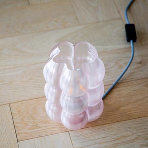 Yoli: Luminária de mesa, cabeceira e escrivaninha moderna. Luz ambiente, original e suave. Disponível em rosa, vermelho, azul, verde, roxo e amarelo, com formato ondulado. Fabricada no Reino Unido. imagem 20