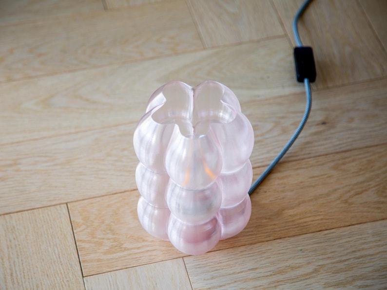 Yoli: Luminária de mesa, cabeceira e escrivaninha moderna. Luz ambiente, original e suave. Disponível em rosa, vermelho, azul, verde, roxo e amarelo, com formato ondulado. Fabricada no Reino Unido. imagem 20