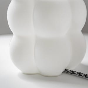 Yoli: Luminária de mesa, cabeceira e escrivaninha moderna. Luz ambiente, original e suave. Disponível em rosa, vermelho, azul, verde, roxo e amarelo, com formato ondulado. Fabricada no Reino Unido. imagem 16