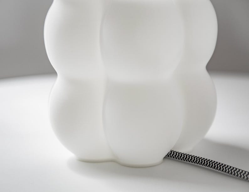 Yoli: Luminária de mesa, cabeceira e escrivaninha moderna. Luz ambiente, original e suave. Disponível em rosa, vermelho, azul, verde, roxo e amarelo, com formato ondulado. Fabricada no Reino Unido. imagem 16
