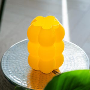 Yoli: Luminária de mesa, cabeceira e escrivaninha moderna. Luz ambiente, original e suave. Disponível em rosa, vermelho, azul, verde, roxo e amarelo, com formato ondulado. Fabricada no Reino Unido. imagem 10