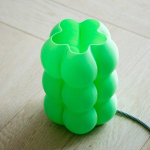 Yoli: Luminária de mesa, cabeceira e escrivaninha moderna. Luz ambiente, original e suave. Disponível em rosa, vermelho, azul, verde, roxo e amarelo, com formato ondulado. Fabricada no Reino Unido. imagem 14