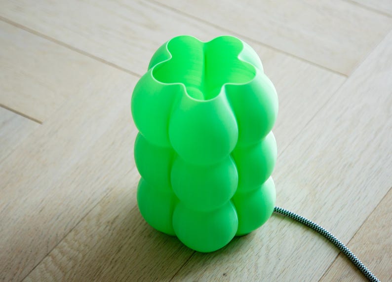 Yoli: Luminária de mesa, cabeceira e escrivaninha moderna. Luz ambiente, original e suave. Disponível em rosa, vermelho, azul, verde, roxo e amarelo, com formato ondulado. Fabricada no Reino Unido. imagem 14