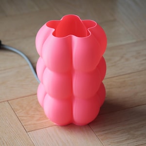 Yoli: Luminária de mesa, cabeceira e escrivaninha moderna. Luz ambiente, original e suave. Disponível em rosa, vermelho, azul, verde, roxo e amarelo, com formato ondulado. Fabricada no Reino Unido. imagem 13