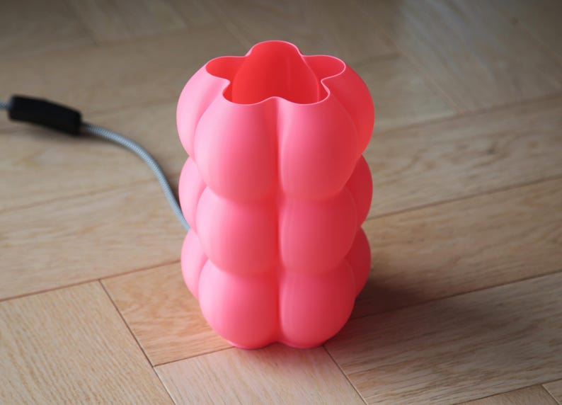 Yoli: Luminária de mesa, cabeceira e escrivaninha moderna. Luz ambiente, original e suave. Disponível em rosa, vermelho, azul, verde, roxo e amarelo, com formato ondulado. Fabricada no Reino Unido. imagem 13