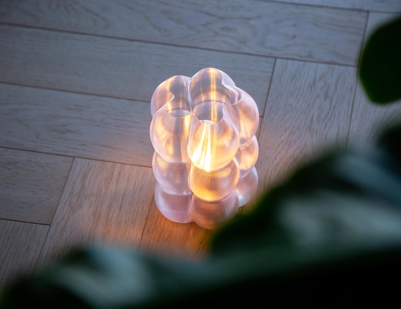 Yoli: Luminária de mesa, cabeceira e escrivaninha moderna. Luz ambiente, original e suave. Disponível em rosa, vermelho, azul, verde, roxo e amarelo, com formato ondulado. Fabricada no Reino Unido. Pink Transparent