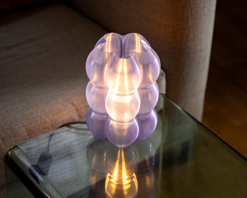 Yoli: Luminária de mesa, cabeceira e escrivaninha moderna. Luz ambiente, original e suave. Disponível em rosa, vermelho, azul, verde, roxo e amarelo, com formato ondulado. Fabricada no Reino Unido. Purple Transparent