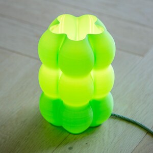 Yoli: Luminária de mesa, cabeceira e escrivaninha moderna. Luz ambiente, original e suave. Disponível em rosa, vermelho, azul, verde, roxo e amarelo, com formato ondulado. Fabricada no Reino Unido. Neon Green