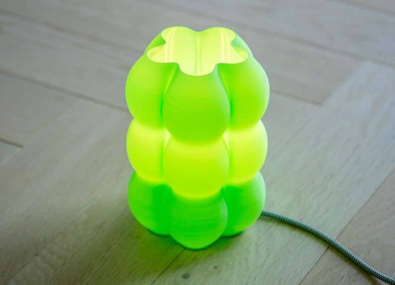 Yoli: Luminária de mesa, cabeceira e escrivaninha moderna. Luz ambiente, original e suave. Disponível em rosa, vermelho, azul, verde, roxo e amarelo, com formato ondulado. Fabricada no Reino Unido. Neon Green