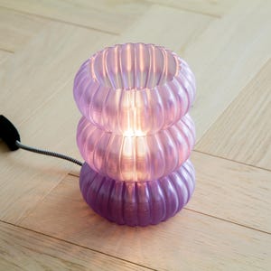 Trío: Lámpara de mesa o de noche, luz ambiental. Sencilla, moderna, acogedora, única, original, luz de escritorio suave. Fabricada en el Reino Unido.
