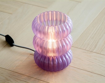 Trio: Candeeiro de mesa ou de cabeceira, luz ambiente. Simples, moderno, acolhedor, único, original, luz de secretária suave. Fabricado no Reino Unido.