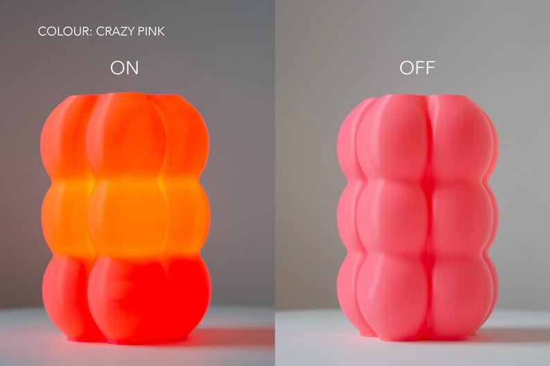 Pode incluir: Uma l&acirc;mpada rosa bulbosa com uma superf&iacute;cie texturizada. A l&acirc;mpada est&aacute; acesa na imagem da esquerda e desligada na imagem da direita. O texto "COLOUR: CRAZY PINK" est&aacute; acima da l&acirc;mpada na imagem da esquerda. O texto "ON" est&aacute; acima da l&acirc;mpada acesa e o texto "OFF" est&aacute; acima da l&acirc;mpada desligada.
