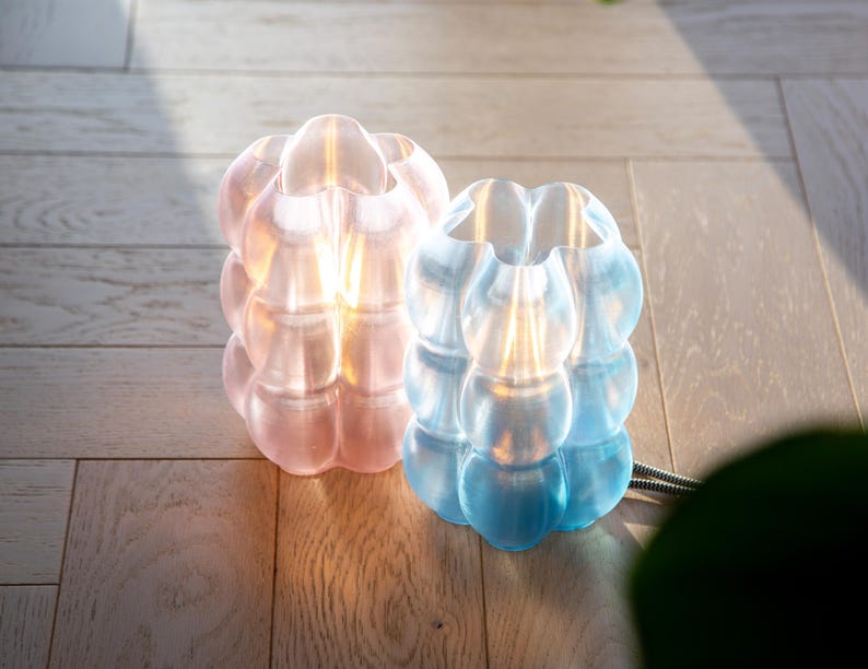 Yoli: Luminária de mesa, cabeceira e escrivaninha moderna. Luz ambiente, original e suave. Disponível em rosa, vermelho, azul, verde, roxo e amarelo, com formato ondulado. Fabricada no Reino Unido. imagem 7
