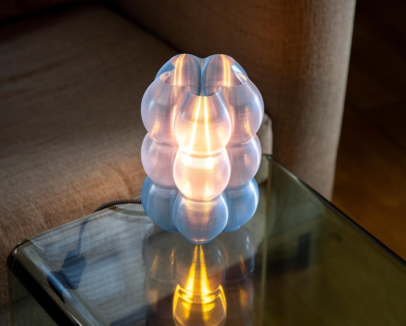 Yoli: Luminária de mesa, cabeceira e escrivaninha moderna. Luz ambiente, original e suave. Disponível em rosa, vermelho, azul, verde, roxo e amarelo, com formato ondulado. Fabricada no Reino Unido. Blue Transparent