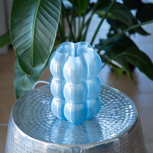 Yoli: Luminária de mesa, cabeceira e escrivaninha moderna. Luz ambiente, original e suave. Disponível em rosa, vermelho, azul, verde, roxo e amarelo, com formato ondulado. Fabricada no Reino Unido. imagem 18