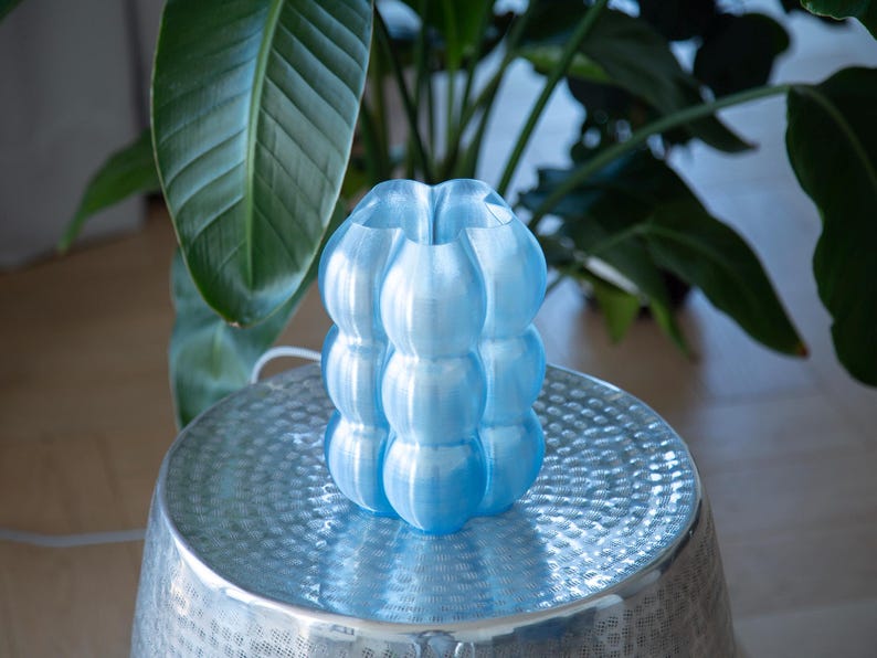 Yoli: Luminária de mesa, cabeceira e escrivaninha moderna. Luz ambiente, original e suave. Disponível em rosa, vermelho, azul, verde, roxo e amarelo, com formato ondulado. Fabricada no Reino Unido. imagem 18