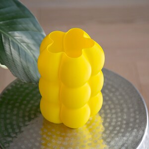 Yoli: Luminária de mesa, cabeceira e escrivaninha moderna. Luz ambiente, original e suave. Disponível em rosa, vermelho, azul, verde, roxo e amarelo, com formato ondulado. Fabricada no Reino Unido. imagem 19