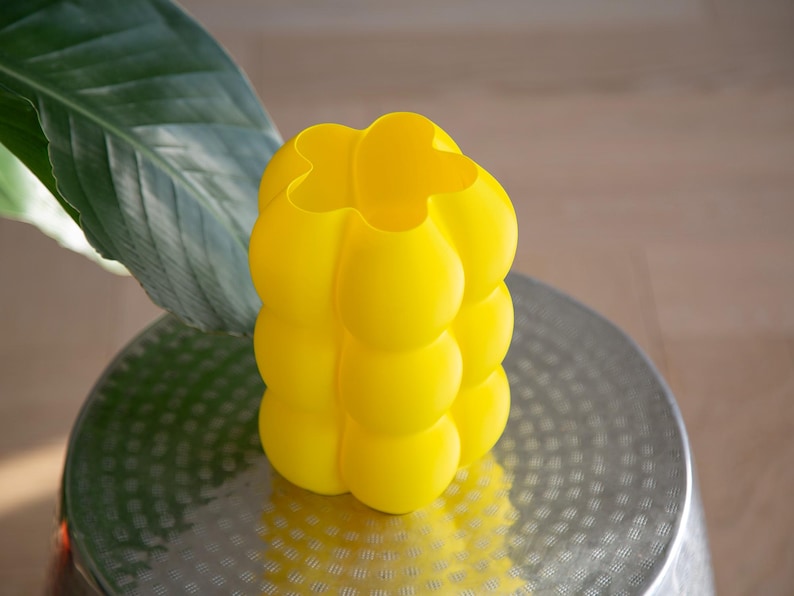 Yoli: Luminária de mesa, cabeceira e escrivaninha moderna. Luz ambiente, original e suave. Disponível em rosa, vermelho, azul, verde, roxo e amarelo, com formato ondulado. Fabricada no Reino Unido. imagem 19