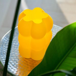 Yoli: Luminária de mesa, cabeceira e escrivaninha moderna. Luz ambiente, original e suave. Disponível em rosa, vermelho, azul, verde, roxo e amarelo, com formato ondulado. Fabricada no Reino Unido. Amarelo