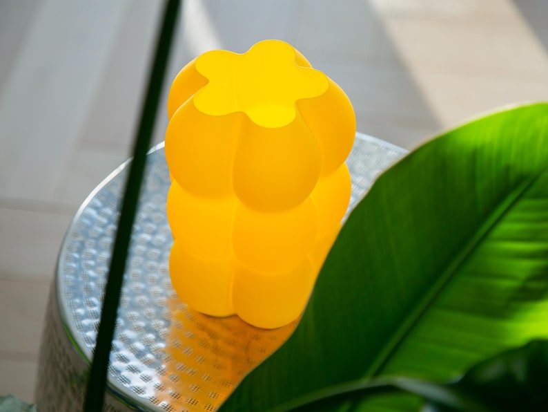 Yoli: Luminária de mesa, cabeceira e escrivaninha moderna. Luz ambiente, original e suave. Disponível em rosa, vermelho, azul, verde, roxo e amarelo, com formato ondulado. Fabricada no Reino Unido. Amarelo