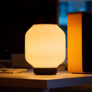 Lumos Maxima: Lámpara moderna de noche, mesa, escritorio y oficina impresa en 3D. Lámpara ambiental, minimalista y reciclada. Regalo para ella y para él. Fabricada en el Reino Unido.