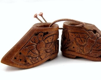 1 Set of 2 Shoes - Carved Ojime Beads - Japanese - Kimono - Beads - Inro Box - Doll Shoes (S-020)