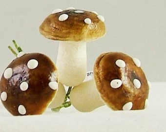 1 doz. Vintage 18mm Spun Cotton Brown-Topped Amanita Mushrooms - Reindeer - Christmas - Putz (DR-019-T, W-9)