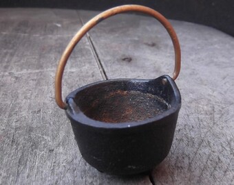 Vintage Miniature Cast Iron Pot - Cast Iron Cauldron - Witch's Cauldron - Heavy - Dollhouse - Halloween (S-Etsy)
