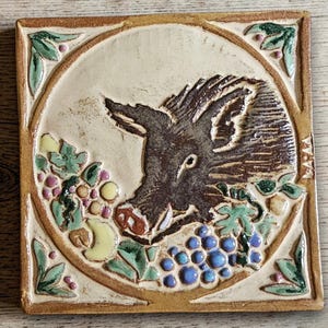 Vintage terrakottakonst reliefplatta – Vildsvin och vingårdsskörd - Gris - Gris (dr-021)