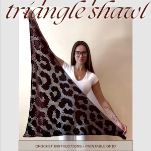 Może przedstawiać: Szydełkowany trójkątny szal w kolorze ciemnobrązowym i czarnym z wzorem w panterkę. Obraz zawiera tekst: Leopard print triangle shawl, @caramel__crochet, CROCHET INSTRUCTIONS + PRINTABLE GRID, CROCHET TIME: 48+ HOURS, LEVEL: MEDIUM.