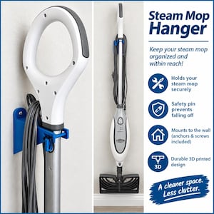 Könnte beinhalten: Ein blauer Wandhalter für Dampfreiniger, der einen weiß-grauen Dampfreiniger mit aufgewickeltem Stromkabel hält. Der Text lautet Steam Mop Hanger, Keep your steam mop organized and within reach, Holds your steam mop securely, Safety pin prevents falling off, Mounts to the wall, Durable 3D printed design, A cleaner space. Less clutter.