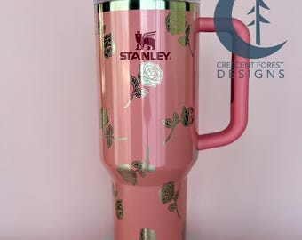 Stanley Quencher z grawerowaną różą (40 uncji) | Szklanka vintage z motywem kwiatowym | Spersonalizowany Stanley | Prezent na Walentynki