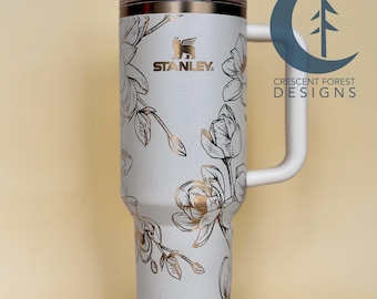 Magnoliablomma graverad Stanley Quencher (113 cl) | Blommig kopp | Personlig tumbler
