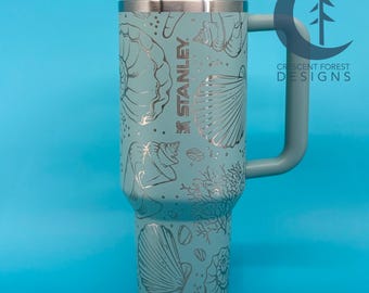Met zeeschelp gegraveerde Stanley ProTour (40 oz) | Aangepaste Stanley | Beachy zomerbeker | Lekvrij rietje