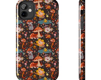 Op de afbeelding: Zwarte telefoonhoes met een herhaald patroon van stripfiguren, paddenstoelen en bloemen in rood, oranje, geel en wit. De hoes wordt van voren en van de zijkant getoond, met een donkere achtergrond.