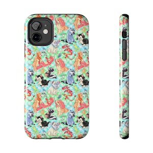 Peut inclure: Coque de téléphone avec un motif répété de personnages de dessins animés, dont une femme rousse, un chien, un chat, un raton laveur, une moufette et un dragon, sur un fond à carreaux vert clair. L'étui a une découpe noire pour l'appareil photo.