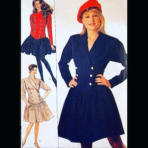 Puede incluir: Tres diseños de vestidos diferentes con un estilo de doble botonadura. El primer vestido es azul marino con botones dorados y una boina roja. El segundo vestido es beige con botones dorados. El tercer vestido es rojo con ribetes negros y una falda negra.