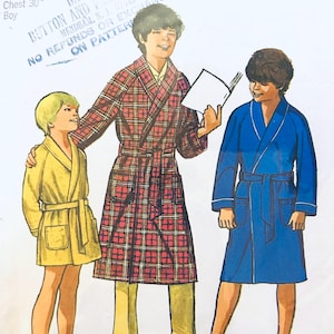 Puede incluir: Ilustración de tres niños con batas. Uno lleva una bata amarilla, otro una bata a cuadros rojos y el tercero una bata azul. La imagen es un patrón vintage con el texto "BUTTON AND MENDHAM, N.J."