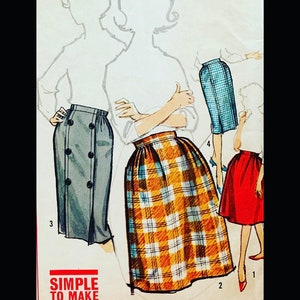 Puede incluir: Una ilustración vintage de patrón de costura que presenta cuatro estilos de faldas diferentes. Las faldas son de varios colores y patrones, incluyendo cuadros, vichy y colores sólidos. El texto "SIMPLE TO MAKE" está impreso en la parte inferior de la imagen.